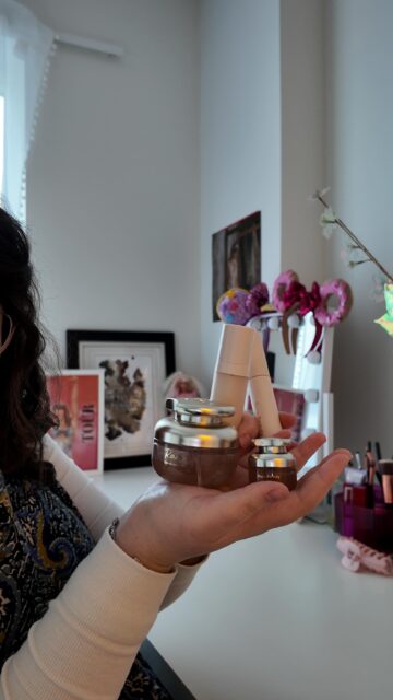 Let’s talk about the Rare Beauty range from an accessibility perspective...*Not sponsored, views are my ownVD: A white woman, with brown curly hair, sitting at a dressing table talking about and showing various Rare Beauty products.
@rarebeauty