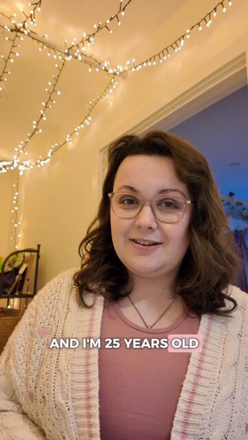 Have you ever heard of Visual Snow Syndrome?Learn more about it at the @visualsnowinitiative page!VD: A white woman with brown curled hair, facing the camera talking. She is stood in a hallway under fairy lights.(Hashtags)
#VisualSnowSyndrome #Diagnosis #DayInTheLife #DITL