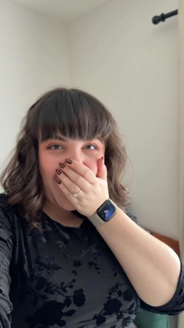 This is your sign to get an autumnal haircut 🍁 

VD:  A white woman with brown wavy hair covers the camera in the first clip. In the second, she has a fringe and wavy hair in a fresh haircut. 

#Fringe #AutumnalHair #Autumn
